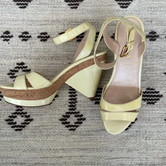 Elegant Yellow Wedge Sandals - Picture 4 of 7